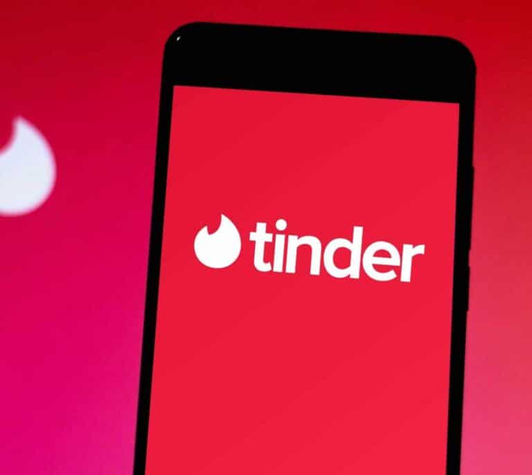 Tinder lanza una función para buscar acompañantes para bodas