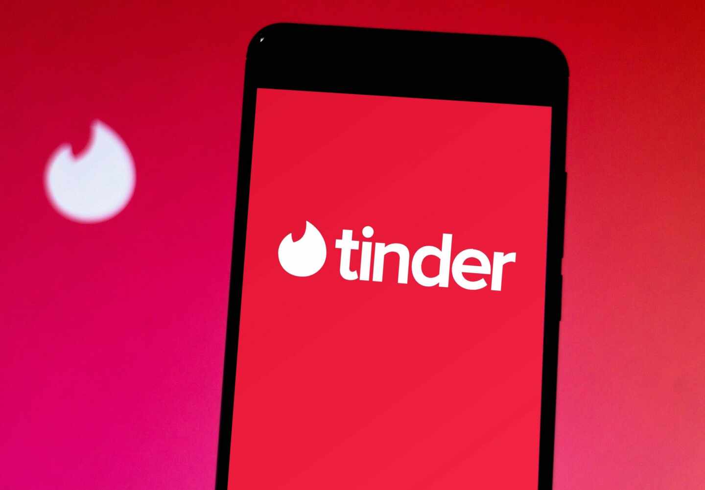 Una pantalla de un teléfono móvil con la aplicación de Tinder