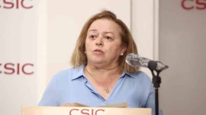 Rosa Menéndez dando un discurso en una rueda de prensa del CSIC