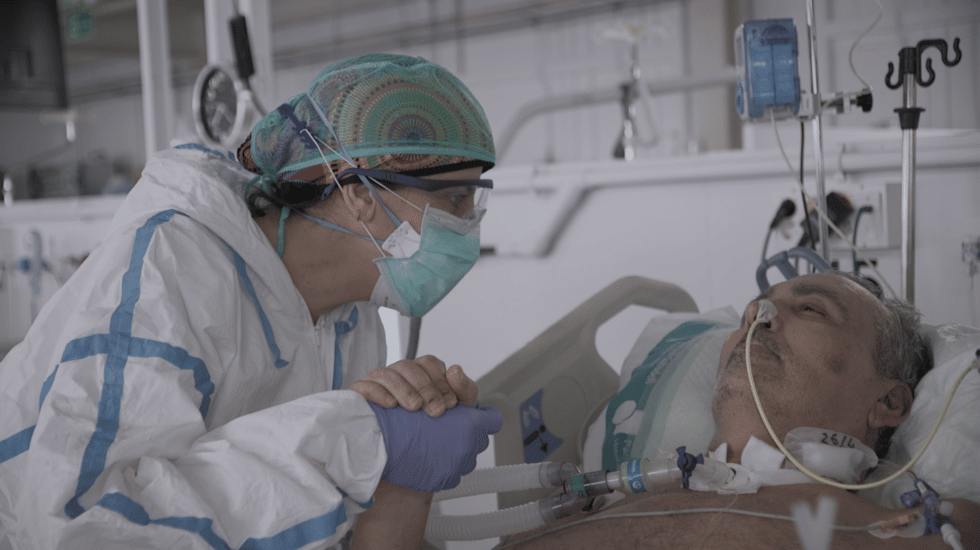Silvia, enfermera, y César, paciente, en una imagen extraída de la nueva serie de HBO: 'Vitals'