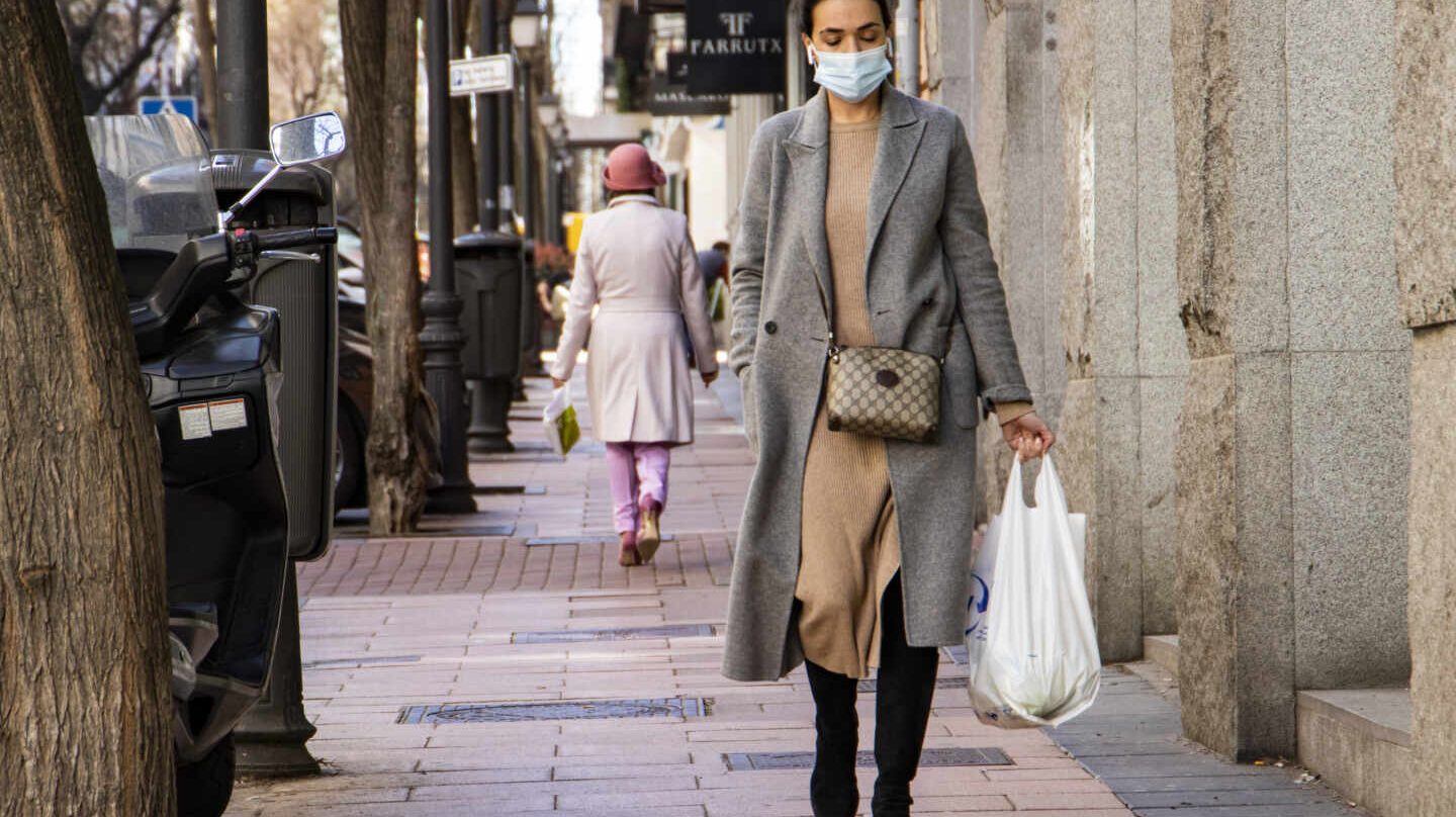 Una mujer pasea por la calle Hermosilla, en la Milla de Oro de Madrid