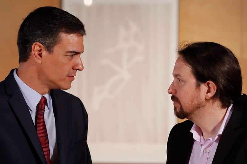 Pedro Sánchez y Pablo Iglesias conversan en una imagen de archivo
