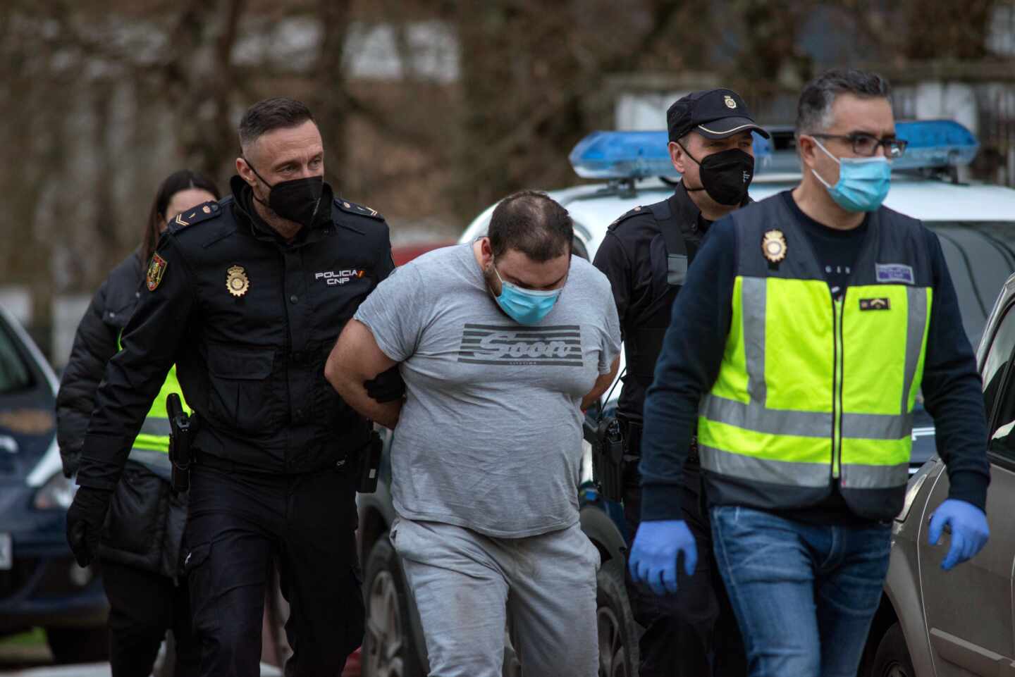 La Policía acompaña al sospechoso de matar a su mujer en Orense.