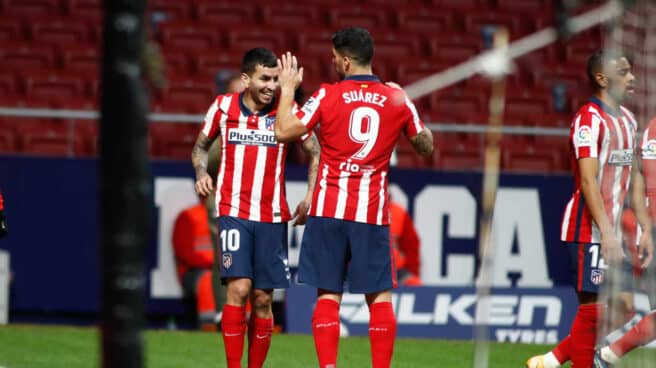 Luis Suárez y Correa celebran un gol del Atlético de Madrid en el Wanda Metropolitano