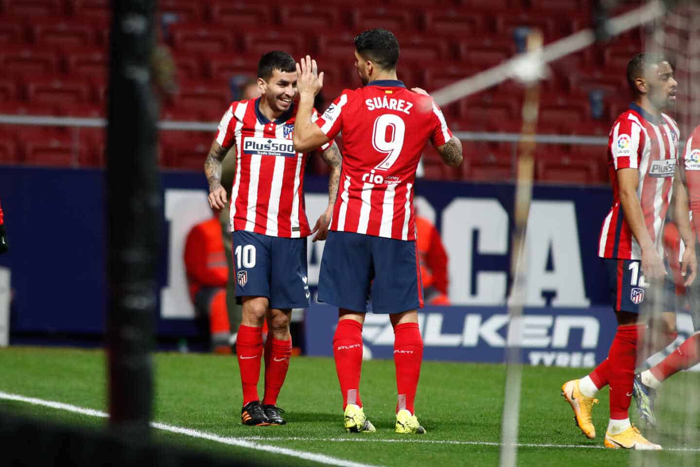 Luis Suárez y Correa celebran un gol del Atlético de Madrid en el Wanda Metropolitano