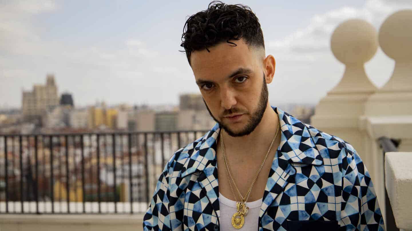 El cantante C. Tangana posa en una terraza del Hotel Riu con una espectaculares vistas de Madrid