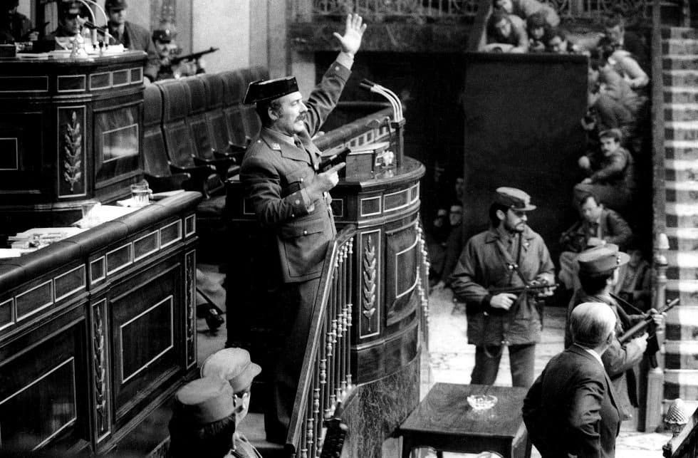 El teniente coronel Antonio Tejero, durante el intento de Golpe de Estado del 23F en el Congreso de los Diputados