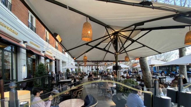 Clientela en una céntrica terraza de Madrid. Clientela en una céntrica terraza de Madrid.