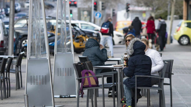 Madrid eliminará las estufas de gas y mantendrá mesas: así es la nueva ordenanza de terrazas Terraza de un bar en Carabanchel (Madrid).