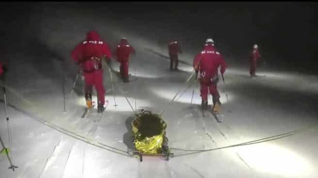 Varios militares realizan un simulacro de noche y con nieve Varios militares realizan un simulacro de noche y con nieve