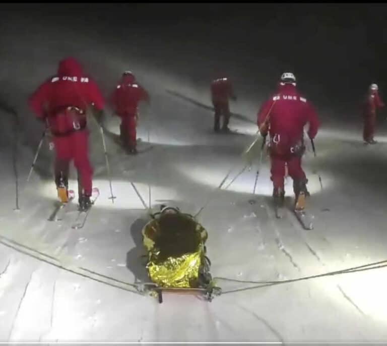 La UME realiza un simulacro de Búsqueda y Rescate de noche y con esquís