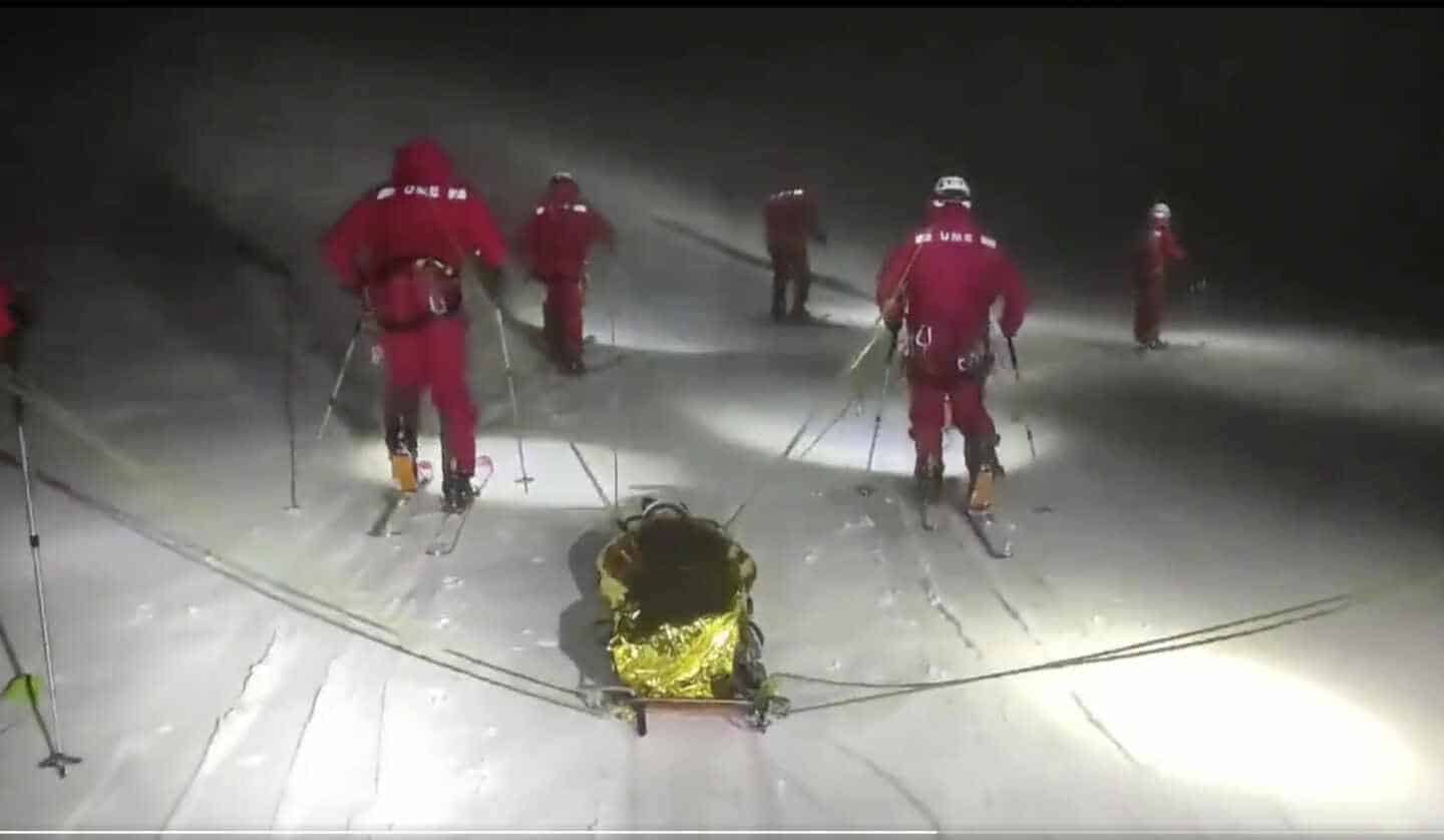 Varios militares realizan un simulacro de noche y con nieve