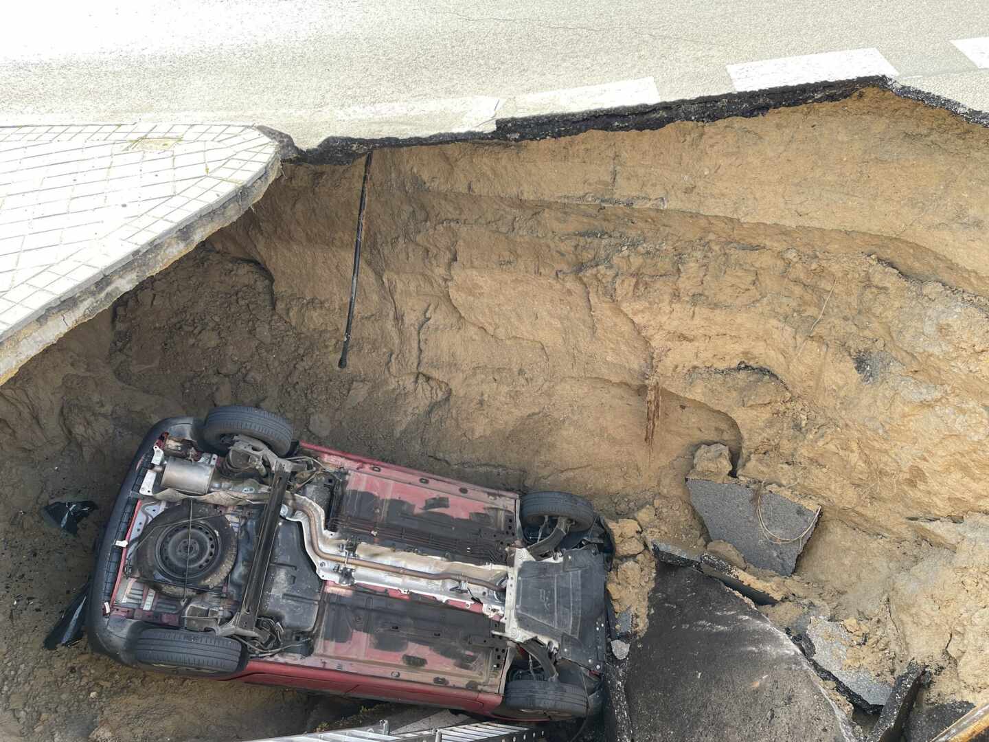 Un socavón en Majadahonda (Madrid) se traga un coche y el conductor queda herido