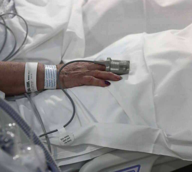 Una pareja ingresada por Covid contrae matrimonio en la UCI antes de ser sedados e intubados