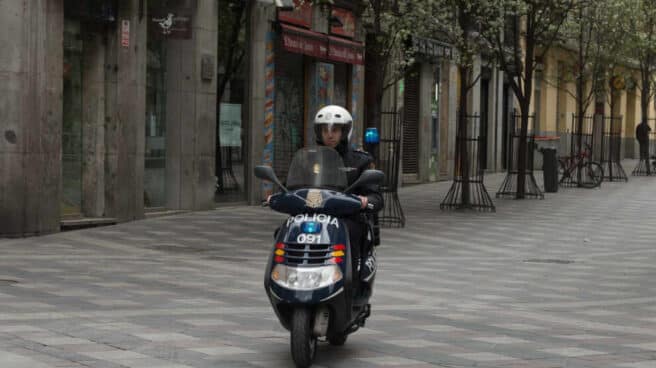 Un agente de la Policía en moto