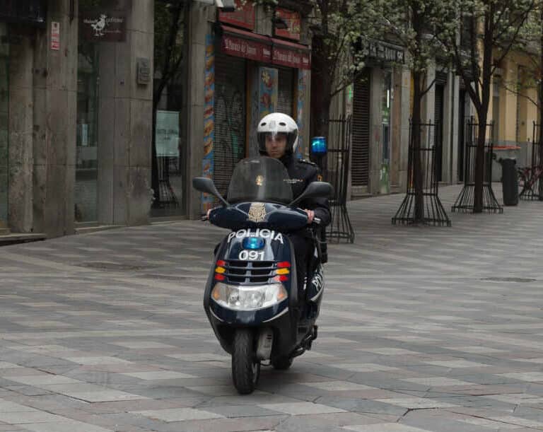 Una policía detiene a un ladrón tras perseguirlo con la moto de un vecino