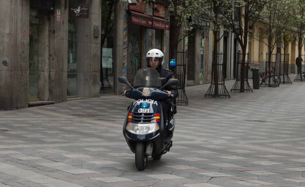 Un agente de la Policía en moto