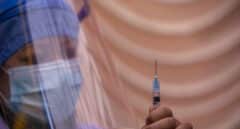La vacuna de AstraZeneca no es eficaz contra ciertos casos de la variante sudafricana