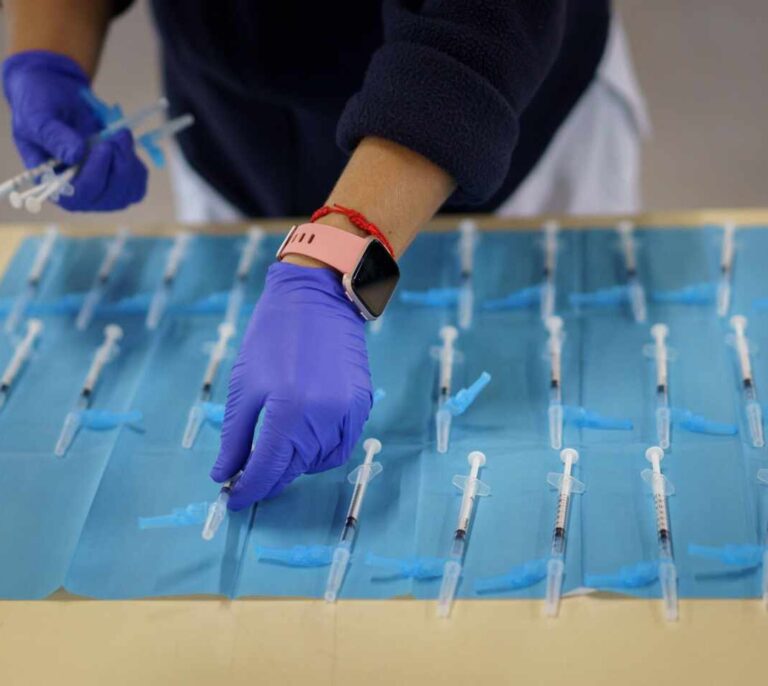 Las patronales sectoriales reclaman a Sanidad que permitan vacunar a sus trabajadores
