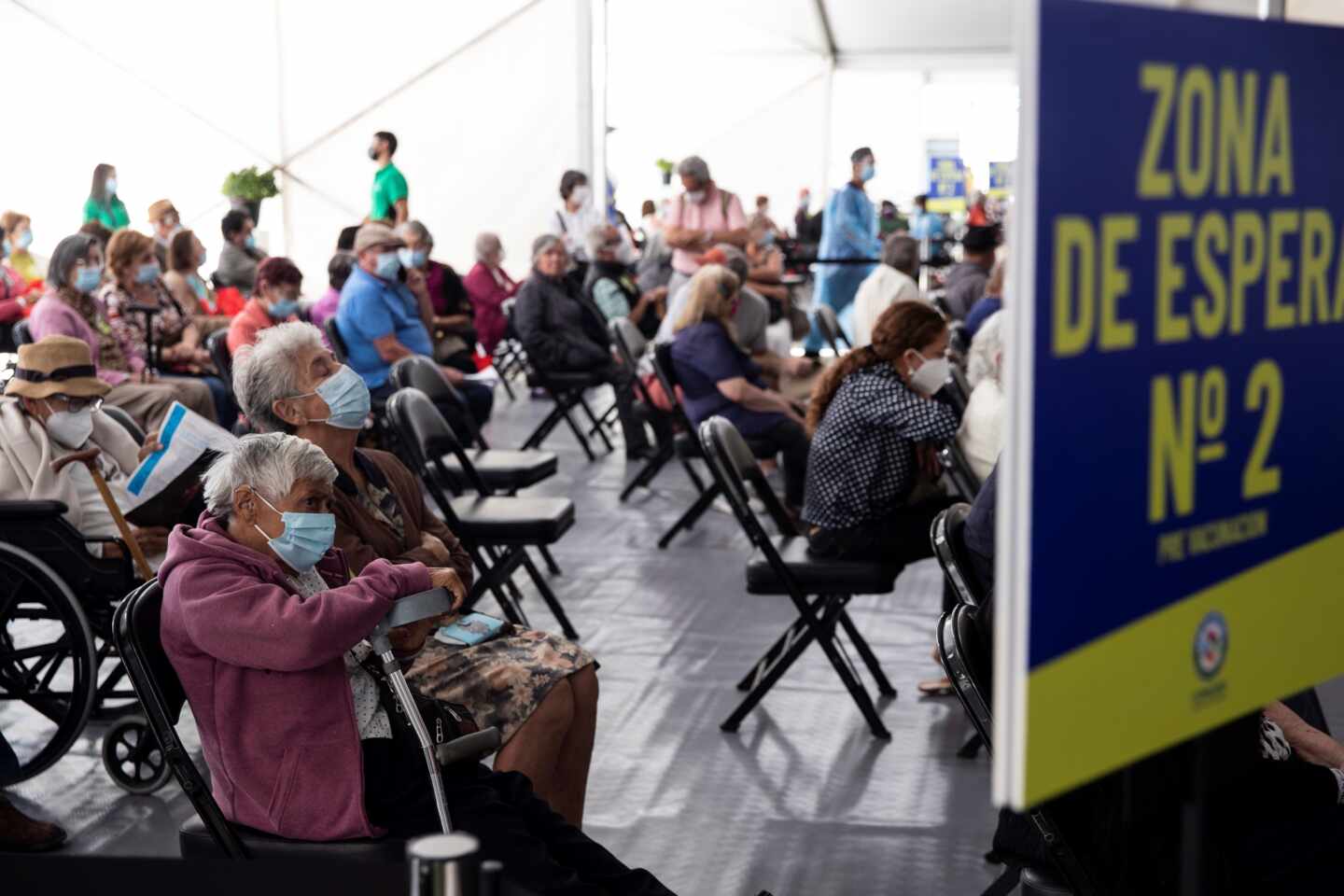 Personas mayores esperan para recibir la primera dosis de la vacuna china Sinovac contra la Covid-19 en Santiago