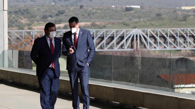 Guillermo Fernández Vara y Pedro Sánchez, en Mérida (Badajoz). Guillermo Fernández Vara y Pedro Sánchez, en Mérida (Badajoz).