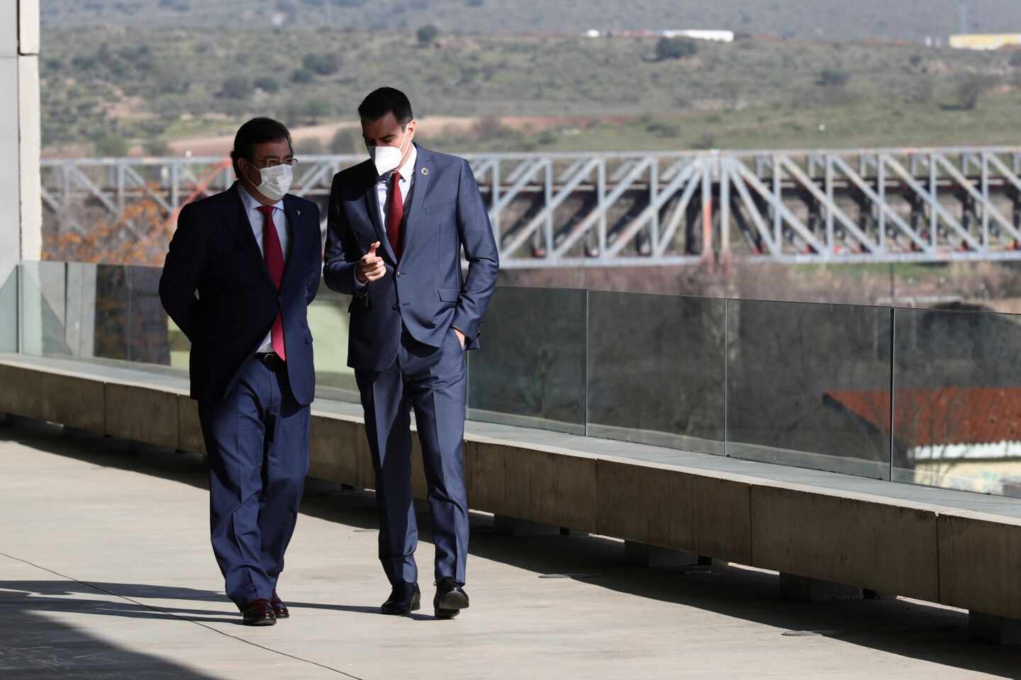 Guillermo Fernández Vara y Pedro Sánchez, en Mérida (Badajoz).