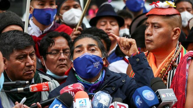 El candidato ecuatoriano Yaku Pérez, ecologista, se dirige a los medios tras la primera vuelta electoral