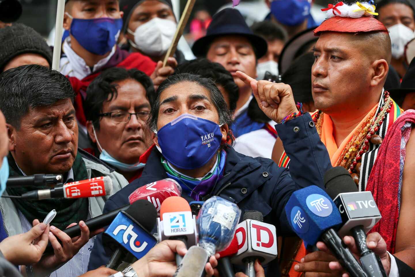 El candidato ecuatoriano Yaku Pérez, ecologista, se dirige a los medios tras la primera vuelta electoral