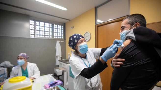 Un profesional sanitario recibe la segunda dosis de la vacuna Pfizer en el CAP Passeig Maragall de Barcelona este viernes. España no administrará la vacuna de AstraZeneca a mayores de 55 años