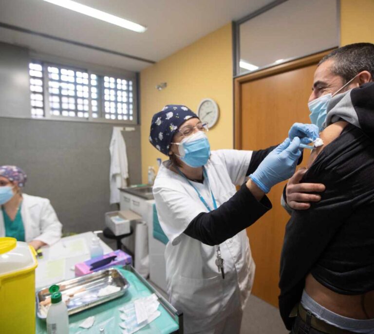 España no administrará la vacuna de AstraZeneca a mayores de 55 años