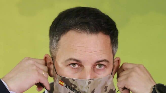 El líder de Vox, Santiago Abascal, en rueda de prensa desde Barcelona al día siguiente de las elecciones el 14-F.