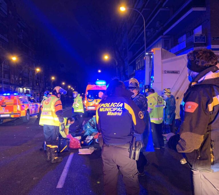Un motorista muere al colisionar contra un camión de la basura en Embajadores