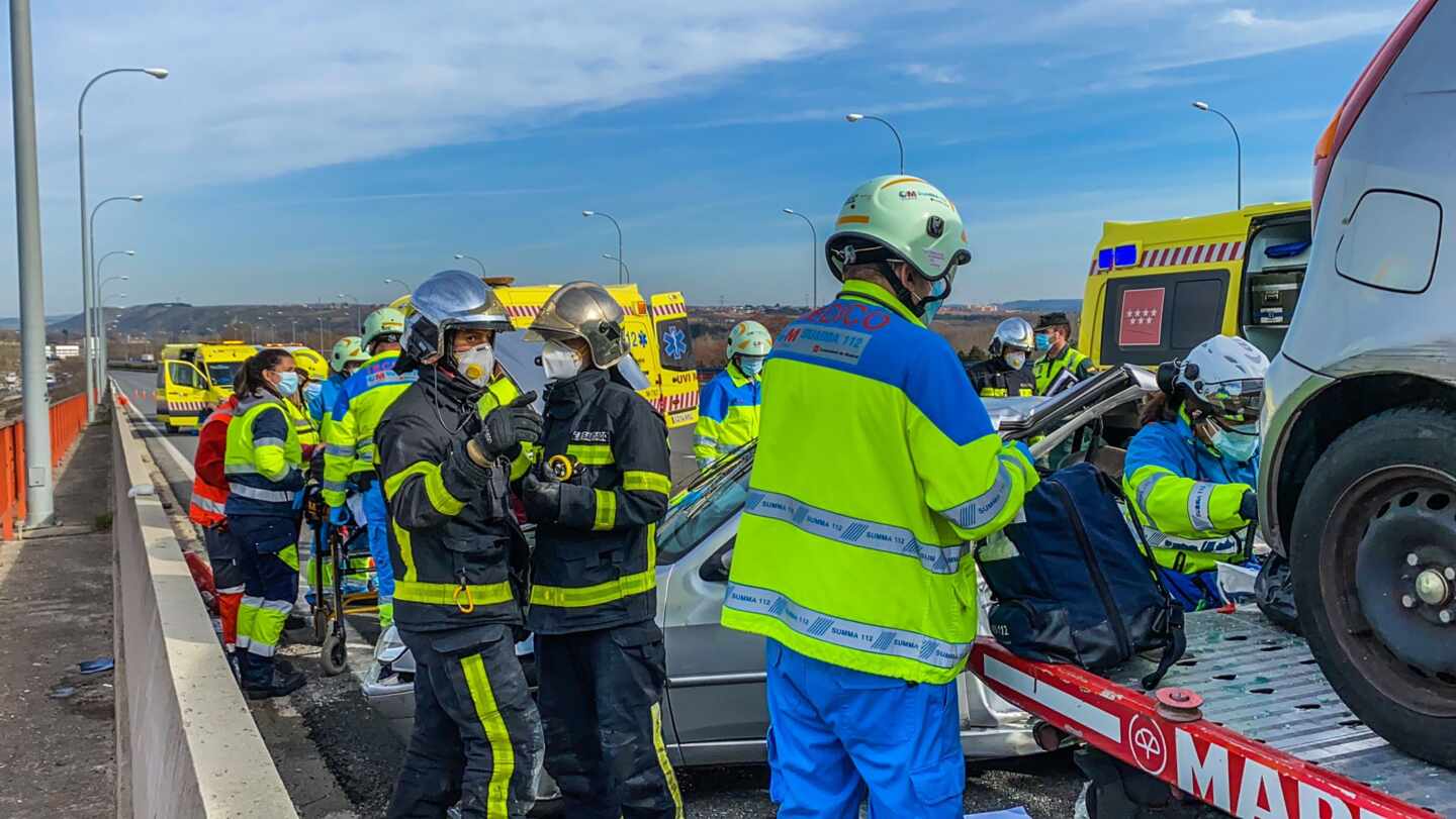Bomberos y operarios de Emergencias Madrid en el lugar del accidente.