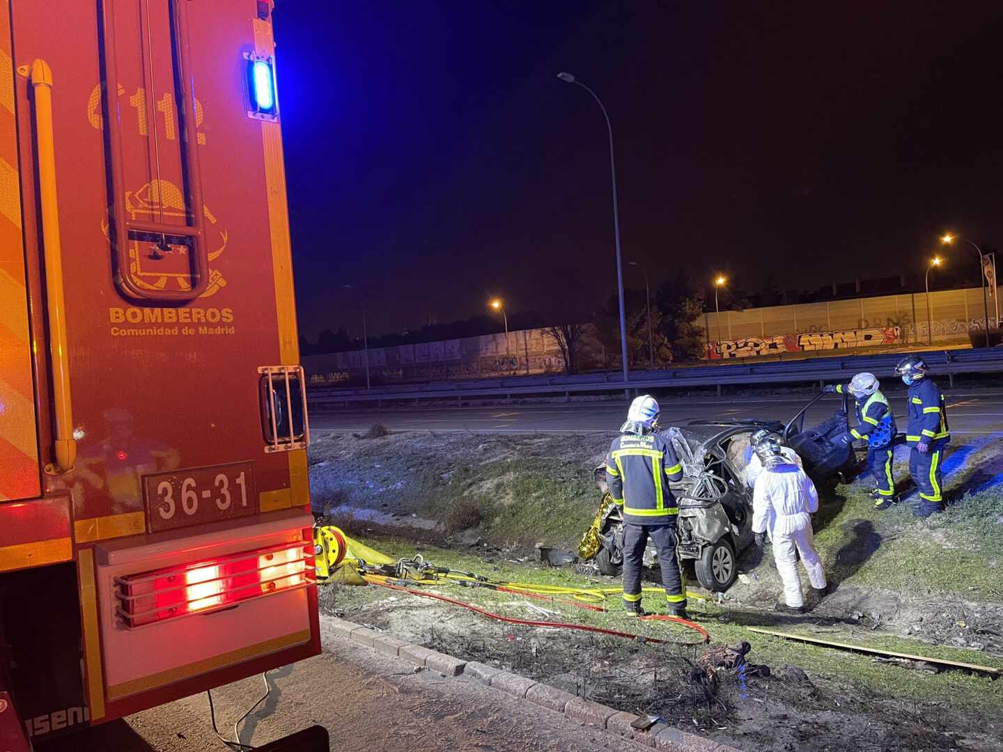 Los bomberos trabajan en la extracción del cadáver del vehículo.