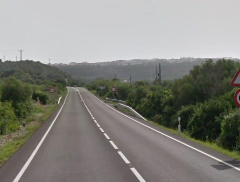 Muere una conductora tras un choque frontal contra un autobús escolar
