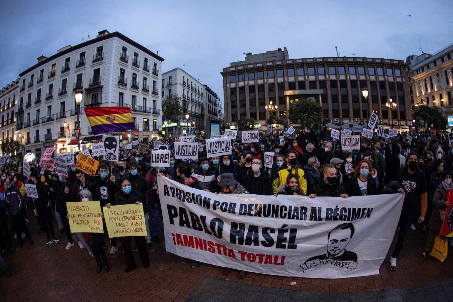 Concentración para protestar por la decisión de la Audiencia Nacional de encarcelar al rapero Pablo Rivadulla Duró, más conocido como Pablo Hásel, este sábado en Madrid.