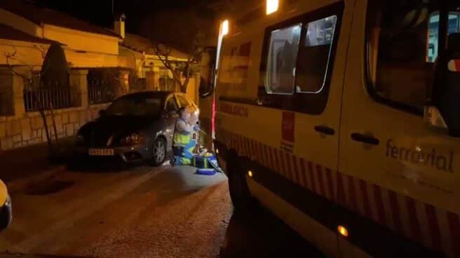 Efectivos del SUMMA 112 atienden a una persona en Majadahonda.