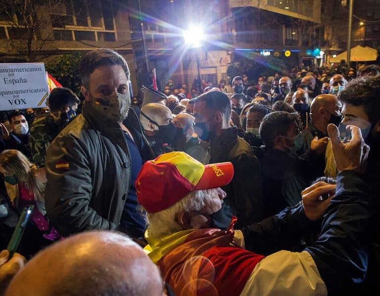 La Generalitat responsabiliza a Vox de los ataques y le acusa de no seguir indicaciones de los Mossos
