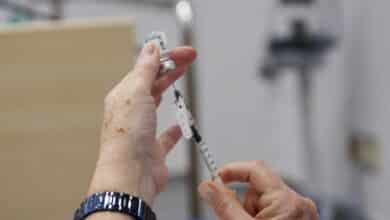 Madrid vacunará desde mañana en el Zendal a veterinarios, personal de AENA o forenses