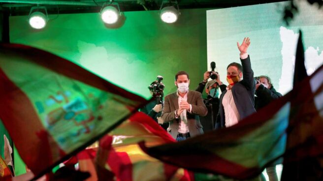 El candidato de Vox a la presidencia de la Generalitat, Ignacio Garriga (i), junto al presidente del partido, Santiago Abascal (d), durante el acto final de campaña de las elecciones catalanas del 14F que celebran este viernes en Barcelona. El candidato de Vox a la presidencia de la Generalitat, Ignacio Garriga (i), junto al presidente del partido, Santiago Abascal (d), durante el acto final de campaña de las elecciones catalanas del 14F que celebran este viernes en Barcelona.