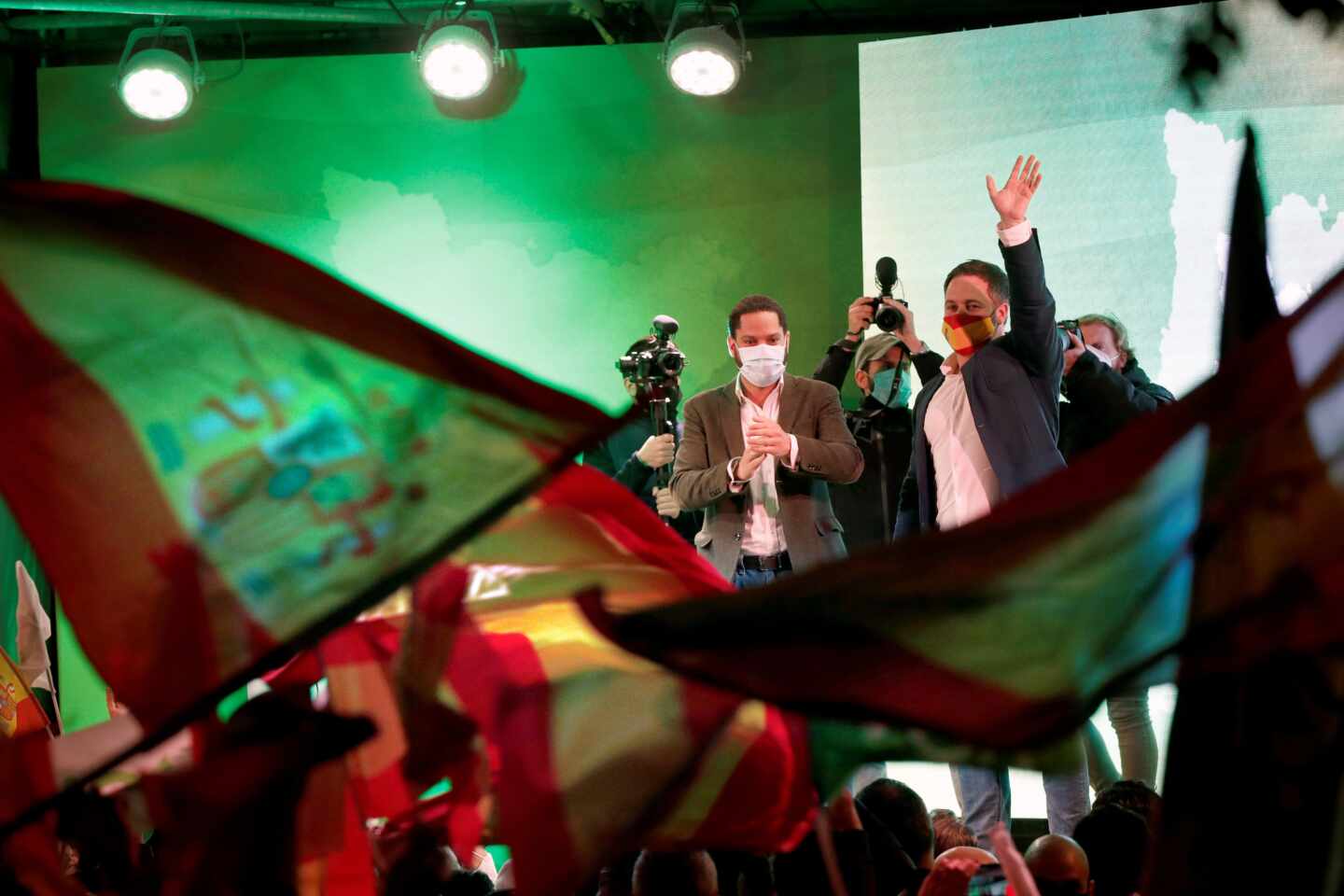 El candidato de Vox a la presidencia de la Generalitat, Ignacio Garriga (i), junto al presidente del partido, Santiago Abascal (d), durante el acto final de campaña de las elecciones catalanas del 14F que celebran este viernes en Barcelona.