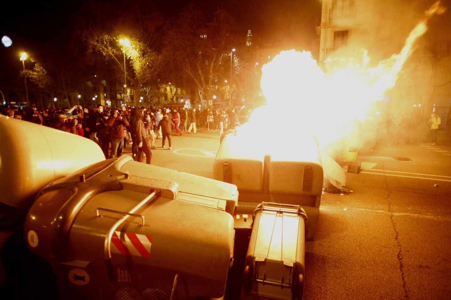 Contenedores incendiados en la cuarta noche de protestas por la detención del rapero Pablo Hasel en Barcelona.