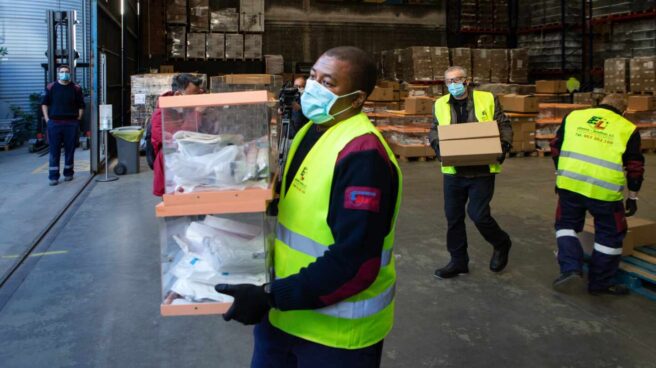 Operarios de los Talleres Municipales del Ayuntamiento de Barcelona trabajan en el almacén donde se guarda el material electoral. Operarios de los Talleres Municipales del Ayuntamiento de Barcelona trabajan en el almacén donde se guarda el material electoral.
