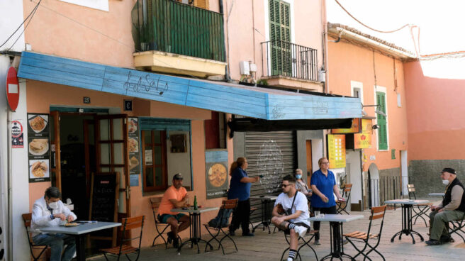 Clientes en la terraza de un bar.