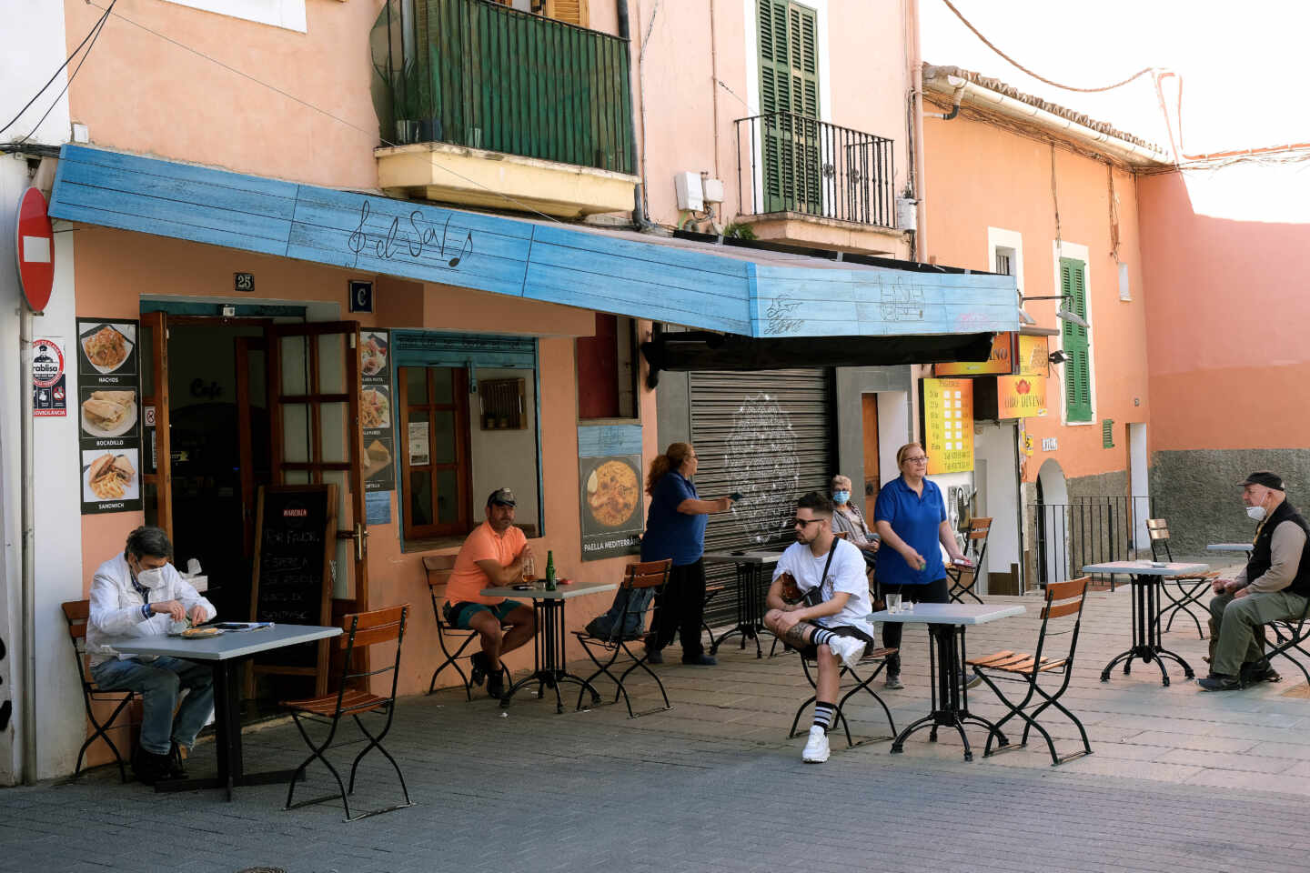 Clientes en la terraza de un bar.