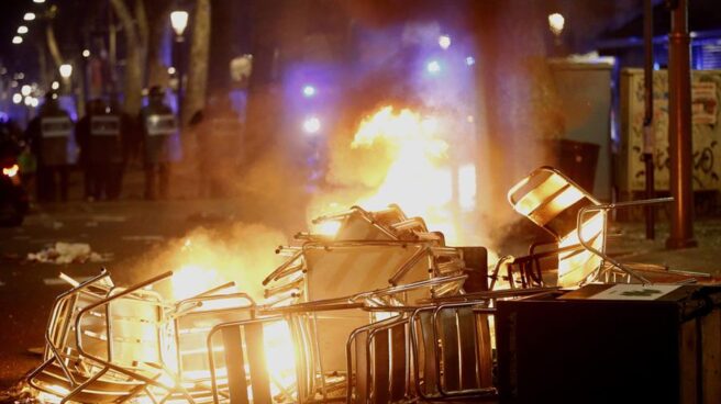 Saqueo Decathlon en las protestas de Barcelona Terraza de un bar, en llamas esta noche en Barcelona.