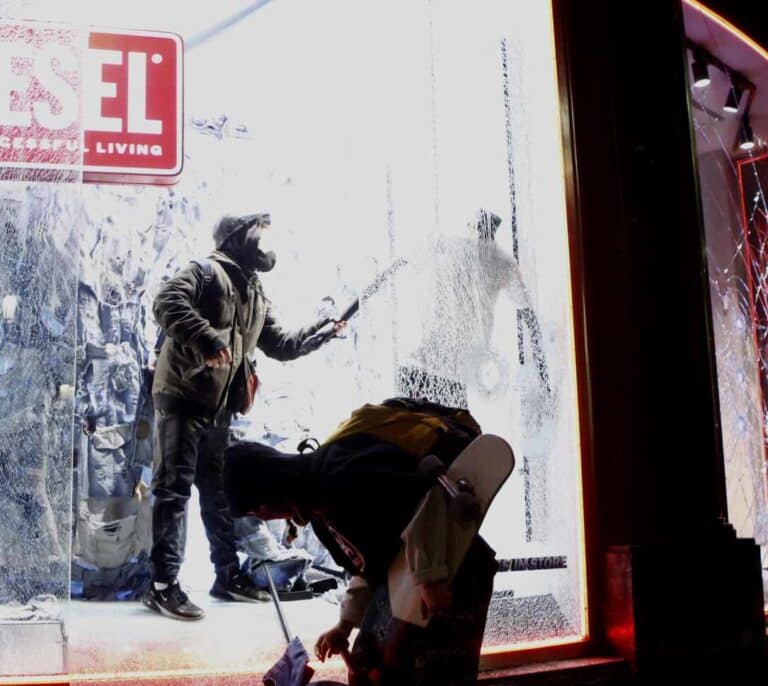 Los empresarios condenan "a los partidos que por acción u omisión legitiman el vandalismo"