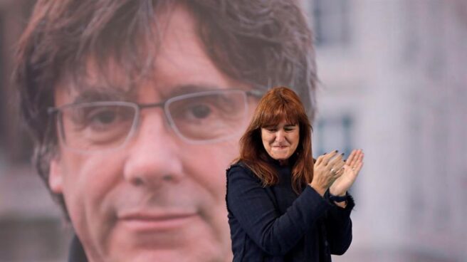 Laura Borràs, frente a la imagen de Carles Puigdemont