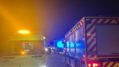 Los bomberos rescatan a varios jóvenes de un coche que dio varias vueltas de campana