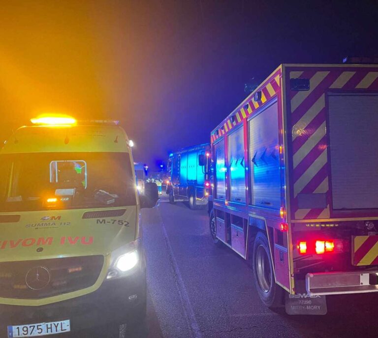 Los bomberos rescatan a varios jóvenes de un coche que dio varias vueltas de campana